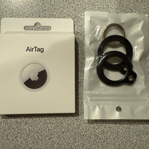 Apple Air tag and case.  Both have never been opened, brand new. - Picture 1 of 2